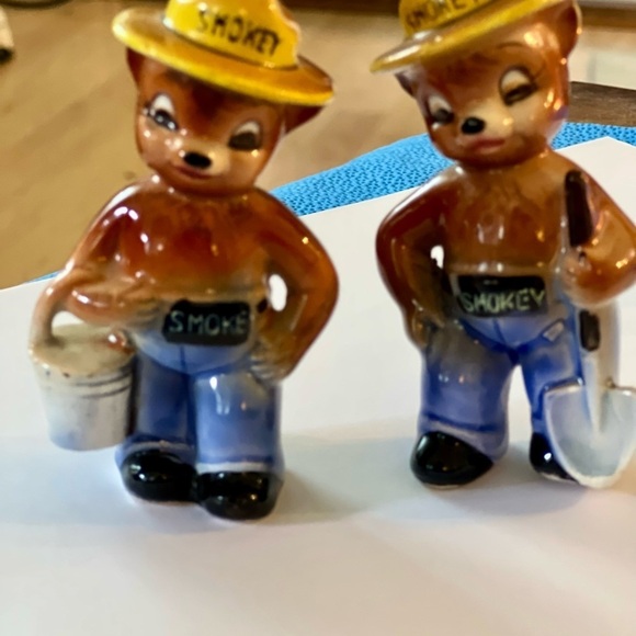 Smokey the Bear vintage  salt and pepper shakers. - Picture 1 of 6